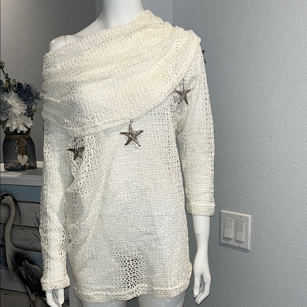 Chic Off-Shoulder Cream Sweater with Star Accents VINTAGE! Size large